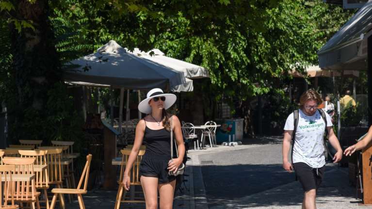 Τέλος οι μάσκες έξω και η απαγόρευση κυκλοφορίας μετά από 9 μήνες - Τα νέα προνόμια για τους εμβολιασμένους