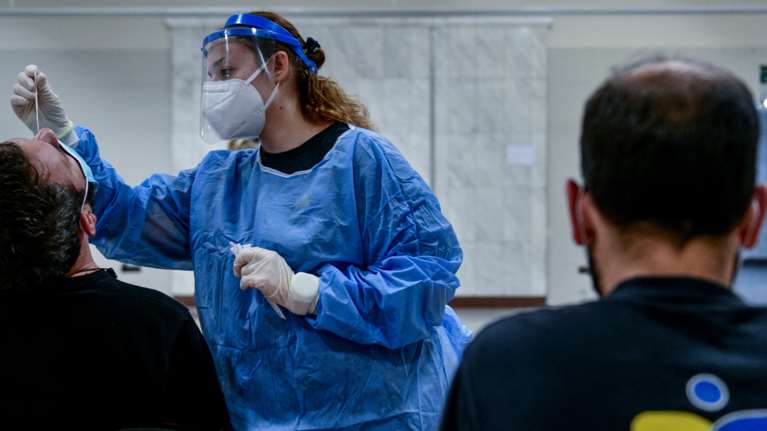 Κορονοϊός: 3.199 νέα κρούσματα και 43 θάνατοι - 353 οι διασωληνωμένοι