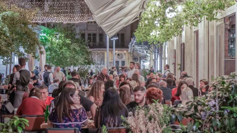 Εστιατόρια μεικτά και covid free: Πώς θα λειτουργούν - Η ειδική εφαρμογή, τα πρόστιμα και η καμπάνια με επώνυμους