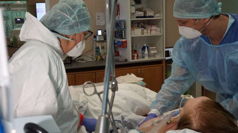 Κορονοϊός: Ξανά πάνω από τους 100 οι νεκροί - 702 οι διασωληνωμένοι και 5.087 νέα κρούσματα