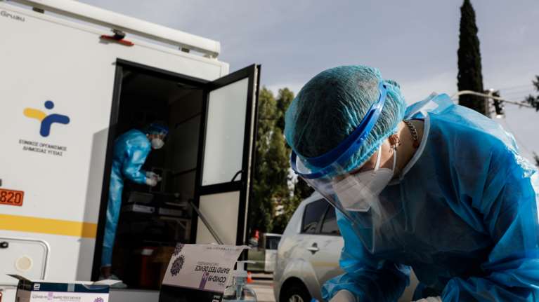 ΕΟΔΥ - Νέες οδηγίες για την καραντίνα: Τι ισχύει για όσους νόσησαν και για τους εμβολιασμένους