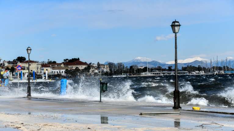 Καιρός: Πτώση της θερμοκρασίας, βροχές και θυελλώδεις άνεμοι και σήμερα