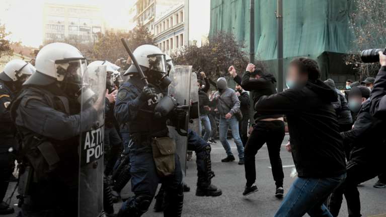 Αντιεξουσιαστές σπάνε και διαδηλώνουν υπέρ του Κουφοντίνα - Τι συμβαίνει με την αναγκαστική σίτισή του