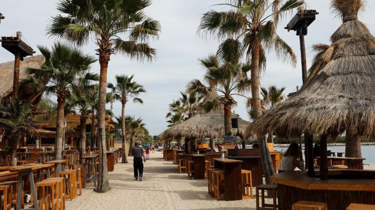 Ανοίγουν το Σάββατο οι οργανωμένες παραλίες - Από 15 Μαΐου οι υπερτοπικές μετακινήσεις