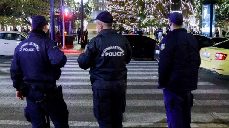 Σχέδιο &quot;Αντι-Όμικρον&quot; για τις γιορτές: 10.000 αστυνομικοί θα ελέγχουν καταστήματα, δρόμους &amp; νυχτερινά κέντρα