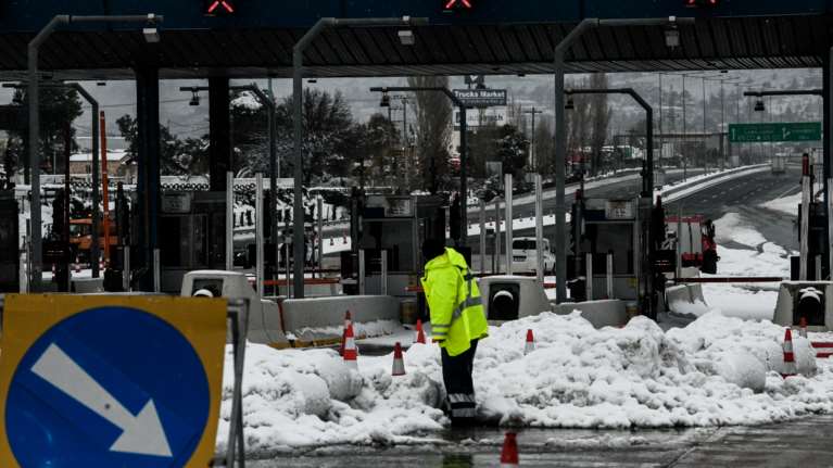 Κακοκαιρία &quot;Φίλιππος&quot;: Χιόνια στην Αττική - Ανοιξε ξανά η Εθνική Οδός, μόνο με αλυσίδες από τα διόδια των Αφιδνών