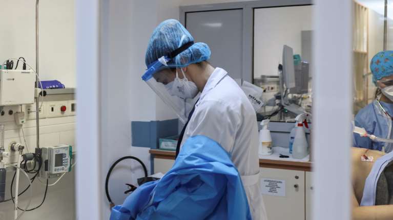 Δραματική κατάσταση στο ΕΣΥ: Βγήκαν μέχρι και ράντζα στα νοσοκομεία - Η χειρότερη εβδομάδα από την αρχή της πανδημίας