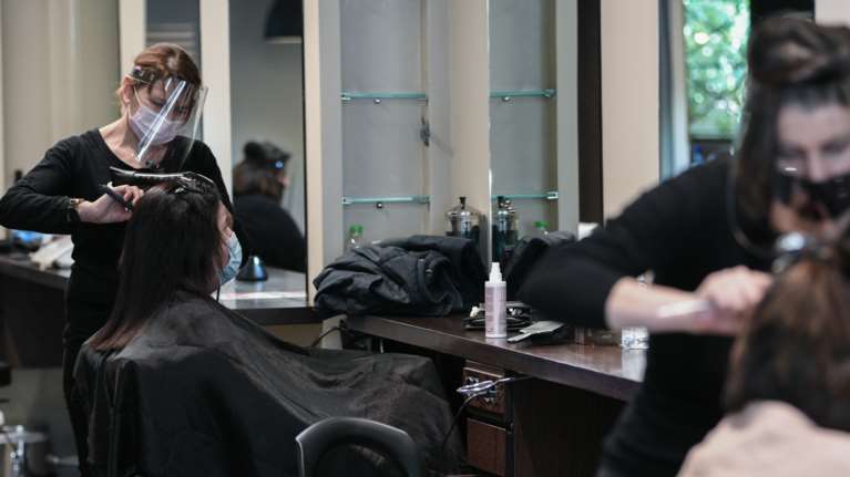 Κομμωτήρια, βιβλιοπωλεία, ΚΤΕΟ: Το ωράριο και τα μέτρα