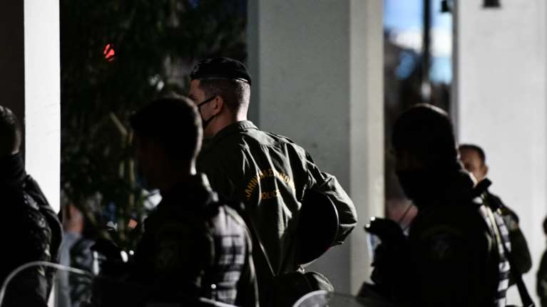 Πέραμα: Η βαλλιστική θα δώσει τις απαντήσεις - Πληροφορίες ότι το κέντρο επιχειρήσεων έδωσε εντολή να σταματήσει η καταδίωξη