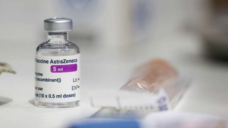 Εμβόλιο AstraZeneca: Αγωνία ενόψει των αποφάσεων του ΕΜΑ μετά την παραδοχή για θρομβώσεις - Σε στάση αναμονής η Ελλάδα