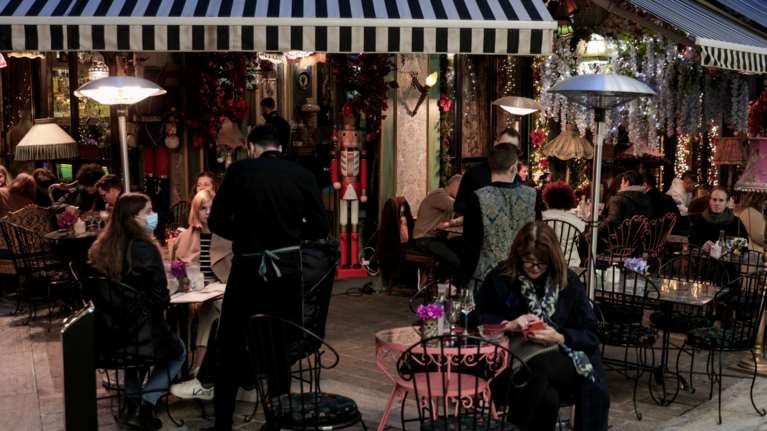 Καμία χαλάρωση στα μέτρα για μια εβδομάδα τουλάχιστον λένε οι λοιμωξιολόγοι- Αύριο οι επίσημες εισηγήσεις