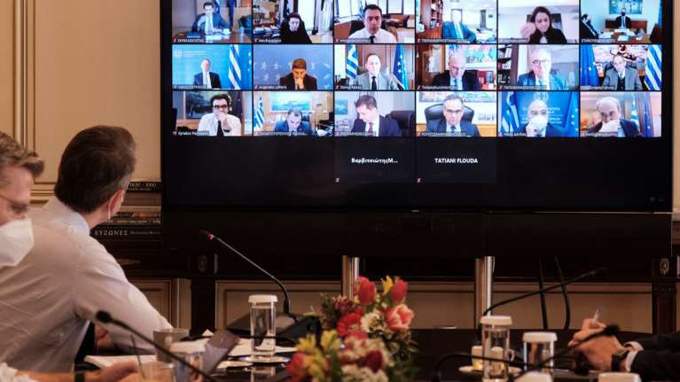 Ρελάνς για να ξεχαστεί το φιάσκο Αποστολάκη – Συνεδριάζει το υπουργικό για εμβολιασμούς και οικονομία