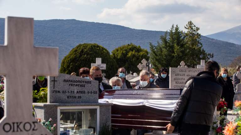Δολοφονία Καραϊβάζ: Θρήνος στο τελευταίο &quot;αντίο&quot; στον δημοσιογράφο στη Δράμα [εικόνες]