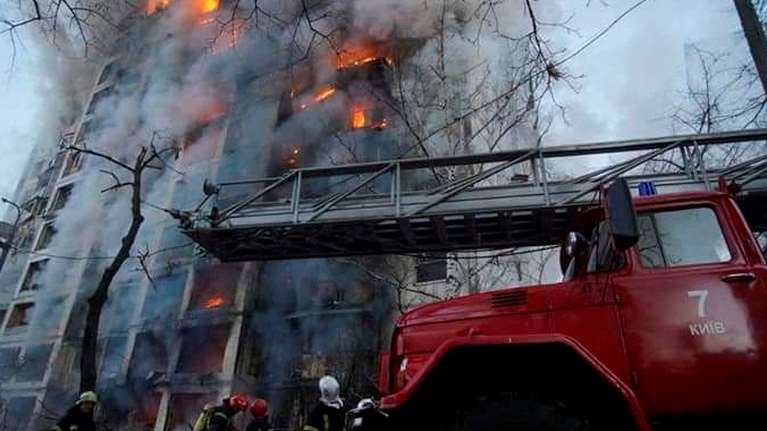 Πόλεμος στην Ουκρανία: Νέο χτύπημα σε πολυκατοικίες στο Κίεβο - Τουλάχιστον δύο νεκροί [εικόνες - βίντεο]