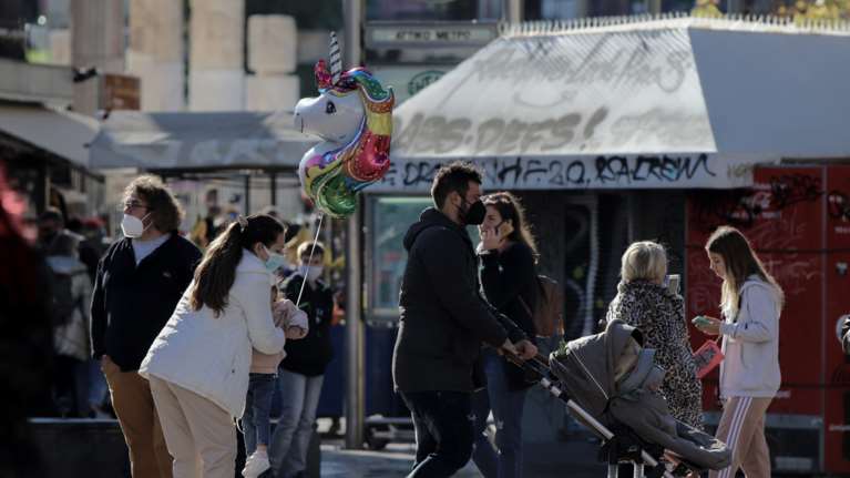 Αντίστροφη μέτρηση για την άρση των μέτρων: Την Τετάρτη οι ανακοινώσεις – Τι θα γίνει με μάσκες, μπαρ, καρναβάλια και γήπεδα