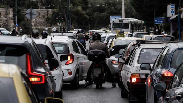 Μποτιλιάρισμα στους δρόμους της Αθήνας - Απεργία σε Μετρό, ΗΣΑΠ, Τραμ - Πώς κινούνται λεωφορεία και τρόλει