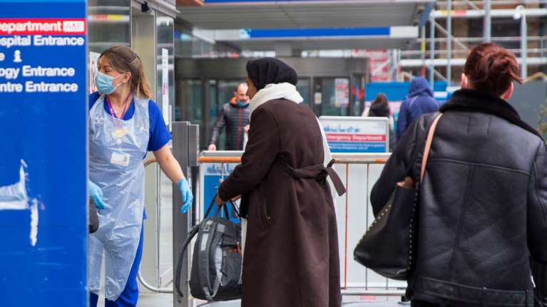 Βρετανία: Μεγάλη έρευνα σε 500.000 κρούσματα της Όμικρον - Τι έδειξε για νοσηλείες και εμβόλια