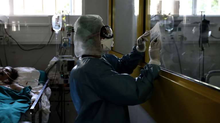 Γώγος - Καπραβέλος: Αυτοί που γεμίζουν τις ΜΕΘ και κινδυνεύουν με θάνατο είναι οι ανεμβολίαστοι