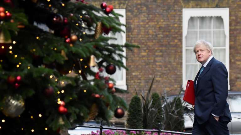 Νέο σκάνδαλο για τον Μπόρις Τζόνσον: Φωτογραφία τον δείχνει να παραβιάζει τα μέτρα στη Ντάουνιγκ Στριτ  [Εικόνες-Βίντεο]