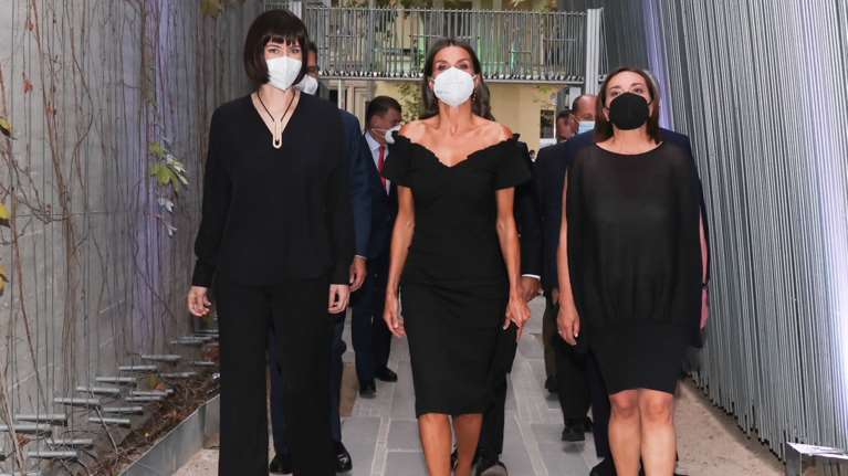 Σαν σταρ του Χόλιγουντ: H εκθαμβωτική εμφάνιση της βασίλισσας Λετίσια και το &quot;κρυφό&quot; μήνυμα στο φόρεμά της