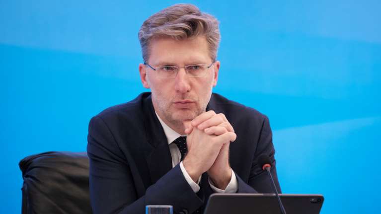 Σκέρτσος: Η αντιπολίτευση ευθύνεται για τη μετάδοση του κορονοϊού - Υποστηρίζει μια ήπια μεν, αλλά βία