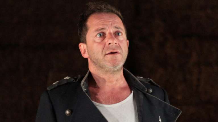 Δημήτρης Λιγνάδης: Γιατί δεν θα παραστεί τελικά στην κηδεία της μητέρας του [βίντεο]