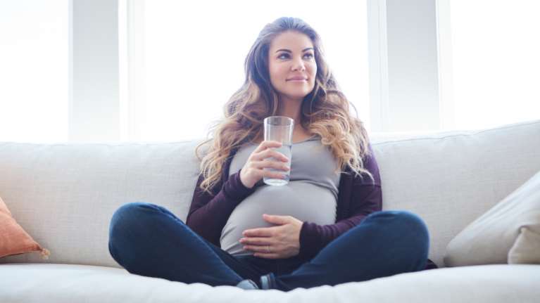 Οι γυναικολόγοι εκπέμπουν SOS: Οι έγκυες πρέπει να εμβολιαστούν οπωσδήποτε - Κινδυνεύουν με βαριά νόσηση