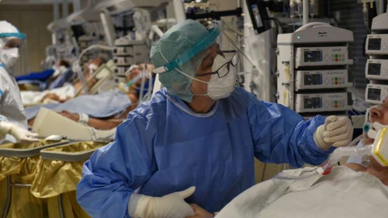 Κορονοϊός - Ρεκόρ διασωληνωμένων στην Ελλάδα: &quot;Γονατίζει&quot; το ΕΣΥ - Κάθε 20 λεπτά μια εισαγωγή