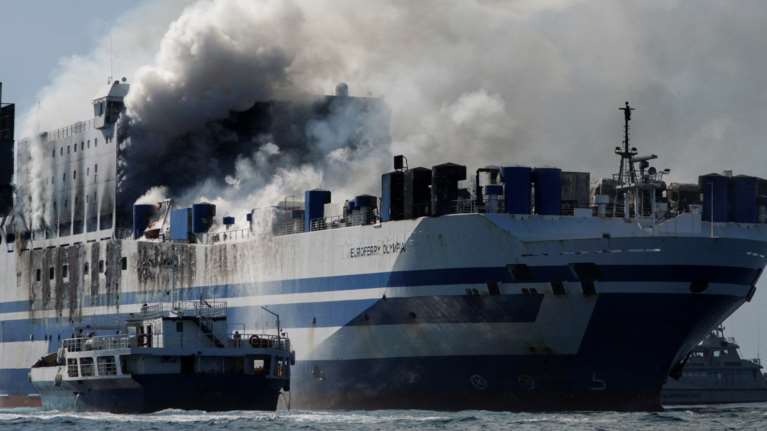 Euroferry Olympia: Απομακρύνθηκαν οι διασώστες εξαιτίας της φωτιάς και του πυκνού καπνού - Αγωνία για 12 αγνοούμενους