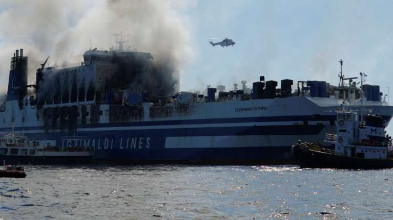 Φλεγόμενο πλοίο στην Κέρκυρα: Οι άνδρες της ΕΜΑΚ διέσωσαν τον Τούρκο και τον Βούλγαρο που είχαν εγκλωβιστεί