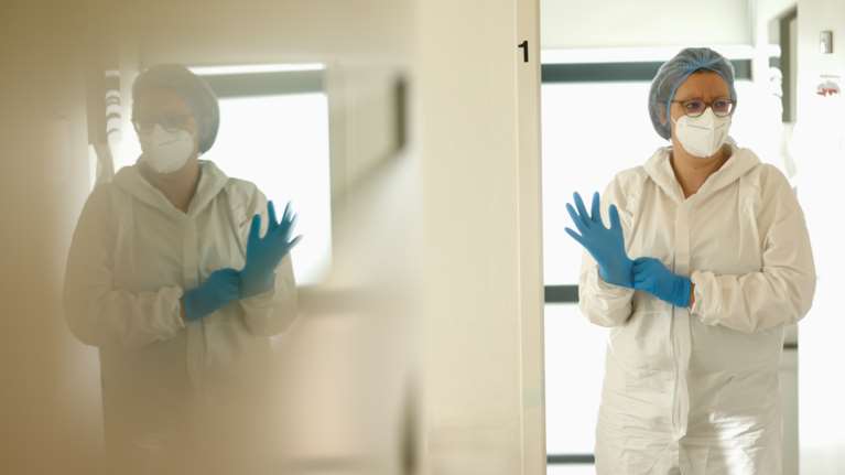 Τι είναι ο επόπτης Υγείας;- Με αφορμή τον επόπτη που προέτρεπε 51χρονη αρνήτρια να μην διασωληνωθεί