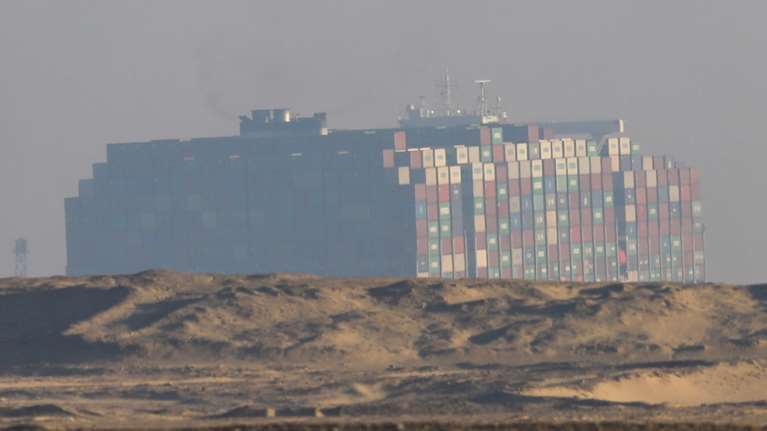 Το Ever Given αποκολλήθηκε από τη Διώρυγα του Σουέζ μετά το παγκόσμιο μπλακ άουτ 6 ημερών [εικόνες - βίντεο]