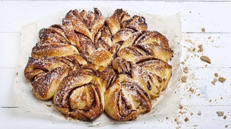 Συνταγή Αργυρώς Μπαρμπαρίγου: Πανεύκολα μπριός γεμιστά με σοκολάτα