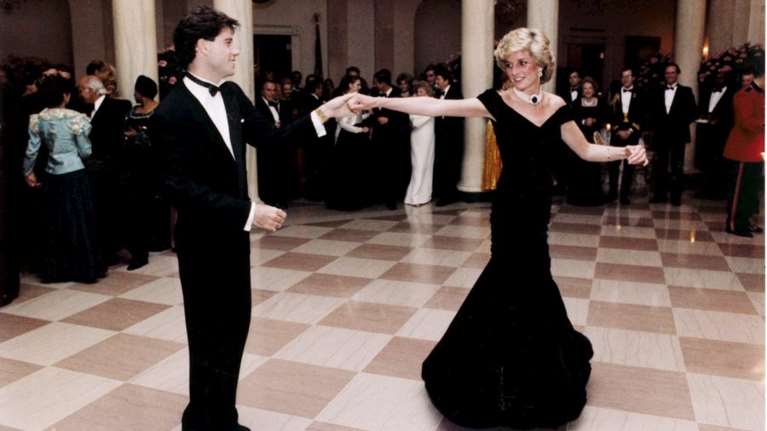 The Travolta dress: Όταν η Νταϊάνα πραγματοποίησε τη φαντασίωσή της με τον Τζον Τραβόλτα