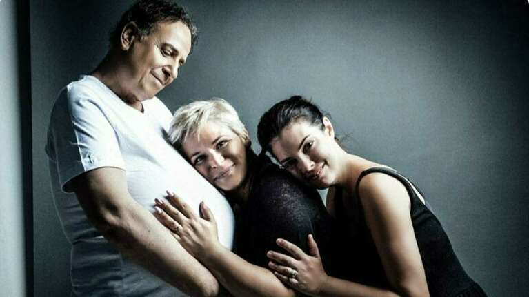 O Χάρης Ρώμας ποζάρει με κοιλιά εγκύου στο εξώφυλλο freepress περιοδικού