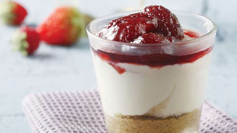 Συνταγή της Αργυρώς Μπαρμπαρίγου: Γιαουρτογλυκό σαν cheesecake