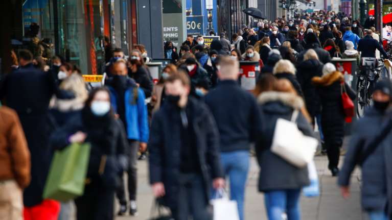 Γερμανία: Πιο κοντά στο τέλος της πανδημίας, αλλά... δεν φεύγει η μάσκα