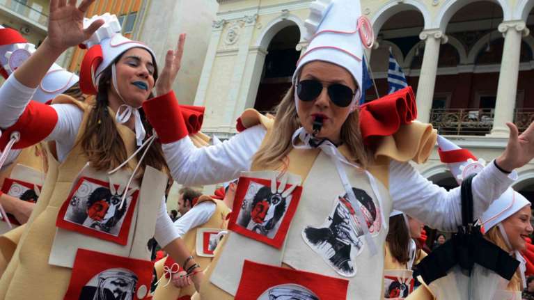 Προς απαγόρευση η διοργάνωση καρναβαλιών για να σωθεί το Πάσχα - Πράσινο φως στην αύξηση πληρότητας των γηπέδων