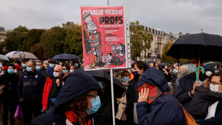 Γαλλία: Χιλιάδες άνθρωποι στους δρόμους, στη μνήμη του καθηγητή που αποκεφαλίστηκε - &quot;Je suis prof&quot; [εικόνες]