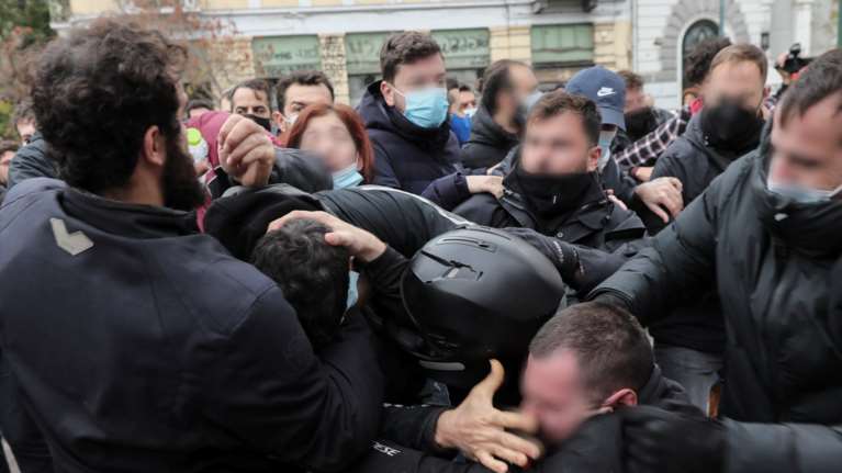 Ενταση και ξύλο έξω από το Πολυτεχνείο: Εμπόδισαν την κατάθεση στεφανιού από νεολαία ΣΥΡΙΖΑ και βουλευτές της ΝΔ