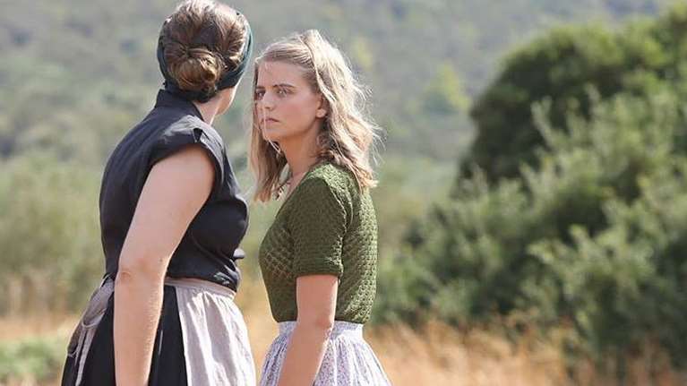 Στην Κίμωλο η Δανάη Μιχαλάκη: Η λαδένια και oι πόζες με μαγιό στο φακό του αγαπημένου της [Εικόνες]