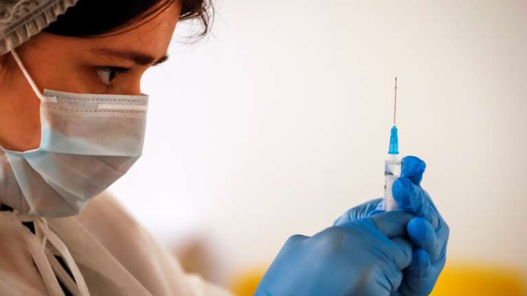 Ρωσία: Οι εργαζόμενοι που αρνούνται να εμβολιαστούν για τον κορονοϊό θα τεθούν σε διαθεσιμότητα