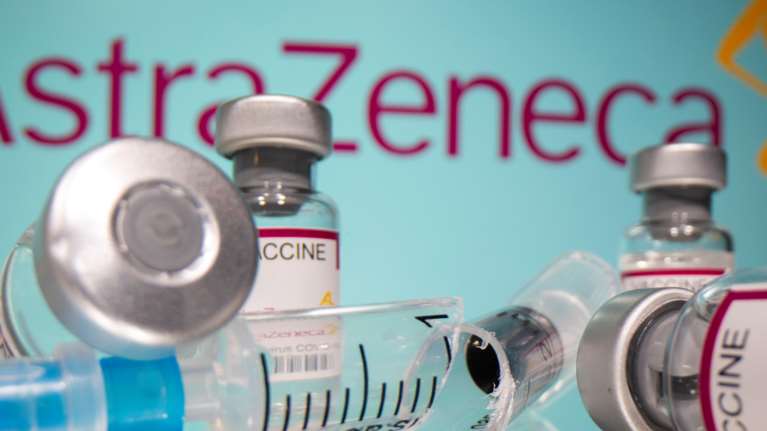 Τι συμβαίνει με το εμβόλιο της AstraZeneca: Συνεδριάζει η Επιτροπή Εμβολιασμών - Στον &quot;πάγο&quot; από πολλές ευρωπαϊκές χώρες