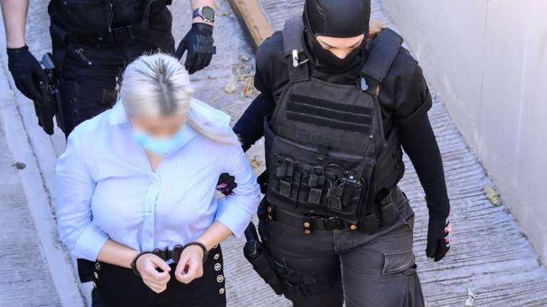 Δίκη για επίθεση με βιτριόλι - Προκλητική και αμετανόητη η Κακαράντζουλα: "Εσύ ξέρεις γιατί σου έριξα το βιτριόλι"