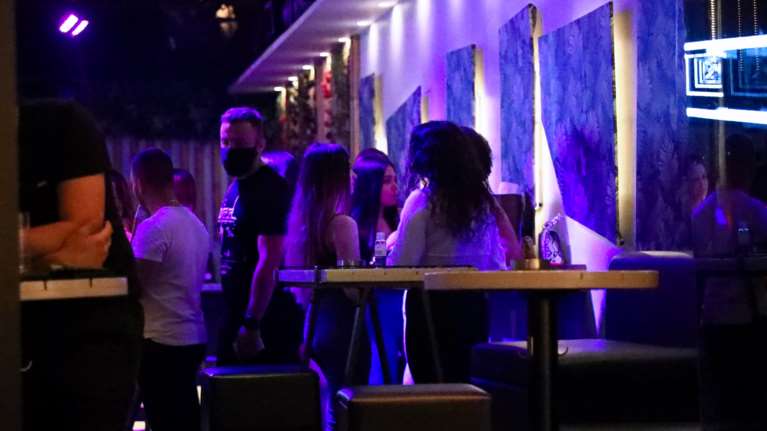 Θεσσαλονίκη: Σύλληψη και επταήμερο λουκέτο για μουσική σε μπαρ