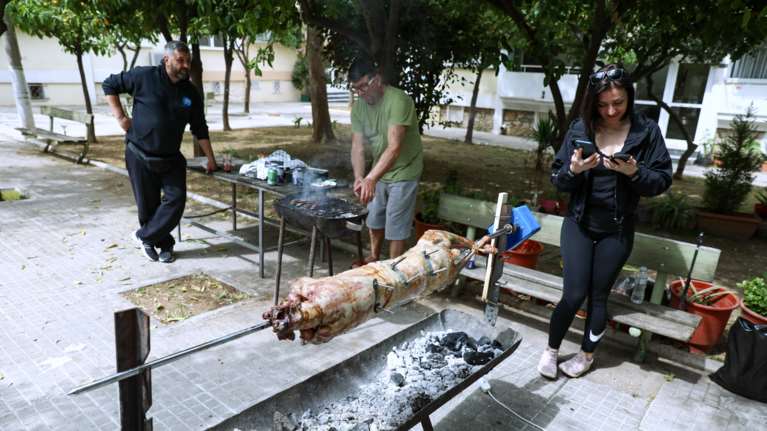Δεύτερο διαφορετικό Πάσχα λόγω πανδημίας: Σούβλισμα σε ταράτσες και μπαλκόνια στην Αττική [εικόνες]