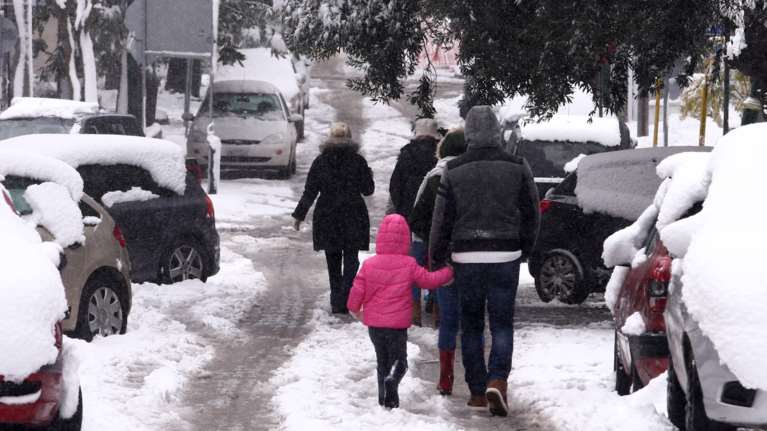 Διακοπές ρεύματος και νερού λόγω του χιονιά: Σοβαρά προβλήματα στα βόρεια προάστια της Αττικής