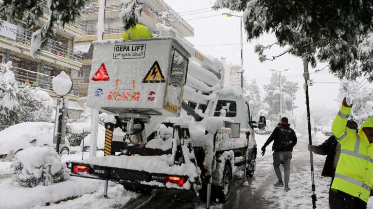 Χάος με τις διακοπές ρεύματος: Δεκάδες περιοχές της Αττικής στο σκοτάδι πάνω από 24 ώρες - Επεσαν πάνω από 600 δέντρα