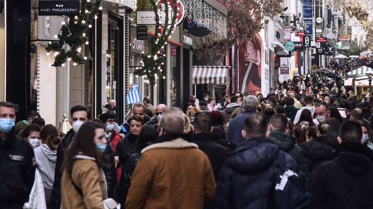 Με ενισχυμένες μάσκες και αυστηρούς ελέγχους τα τελευταία ψώνια του 2021 σε Αθήνα και Θεσσαλονίκη [Εικόνες]
