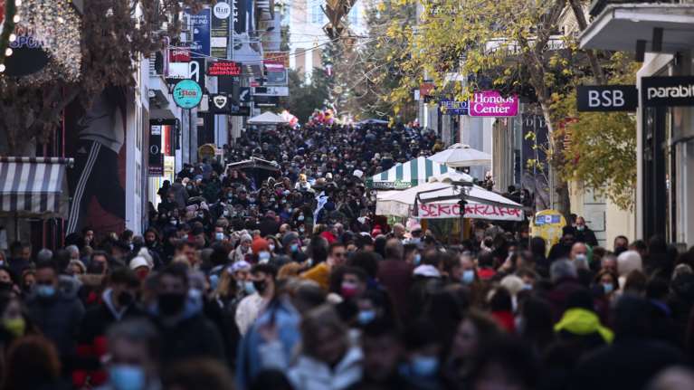 Τσουνάμι μετάλλαξης Ομικρον με 20.000 νέα κρούσματα σήμερα - Νωρίτερα η εφαρμογή των μέτρων, αύριο οι ανακοινώσεις